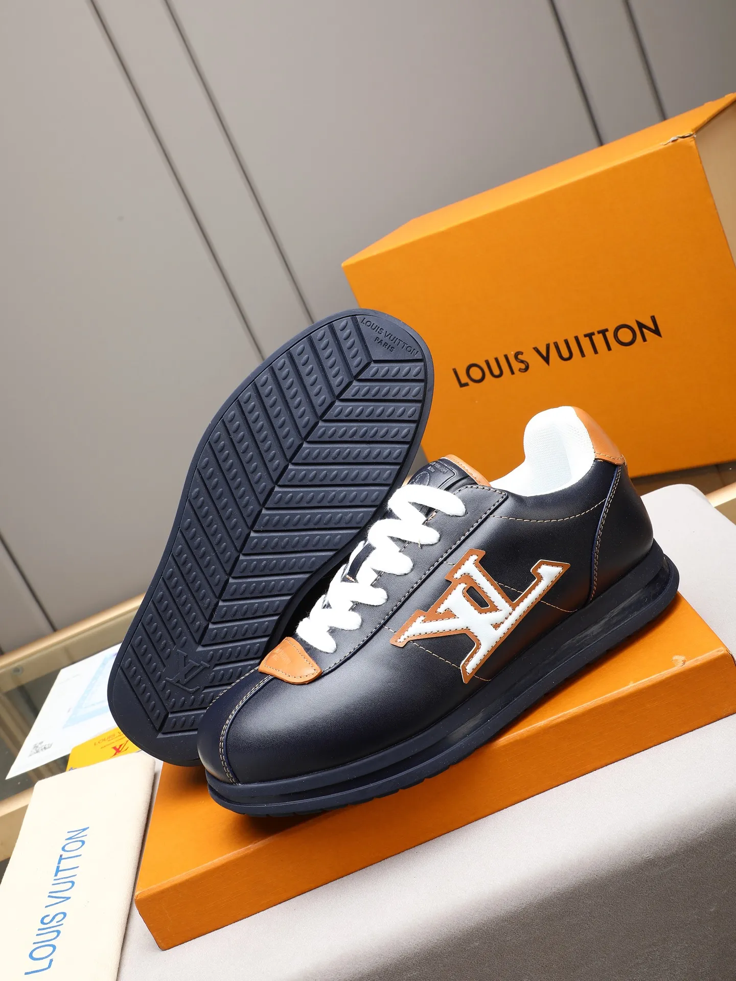 PP560 LV Louis Vuitton L Jialu Brand Runner Tatic Series Thick-soled Casual Sports Shoes Running Shoes Original purchase, development and production This LV Runner Tatic sports shoe combines technical materials such as mesh fabric and ribbons to interpret the inspiration of traditional mountaineering shoes. LV letters are written on one side, the lariat buckle of the quick lacing system is embellished with Monogram flowers and Louis Vuitton logos, and the light and wear-resistant rubber outsole completes the whole. ▪️Fabric: Original imported cowhide + mesh ▪️Inner lining: Original customized breathable mesh ▪️Sole: Original open-molded anti-slip rubber combination material ▪️Size: Men's 38-44 (customized for 45 and 46)
